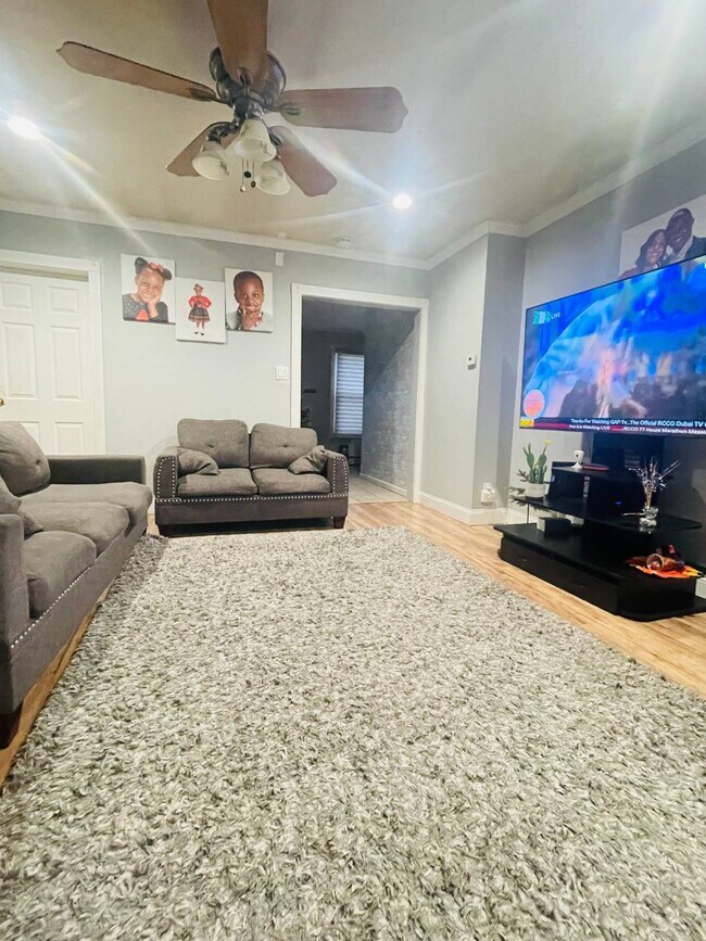 Building Photo - 1450 Park Ave