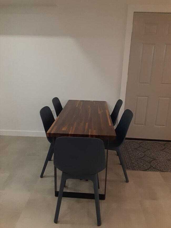 Building Photo - Seasonal-Beautifully renovated top floor 2/2 condo downtown Sarasota.