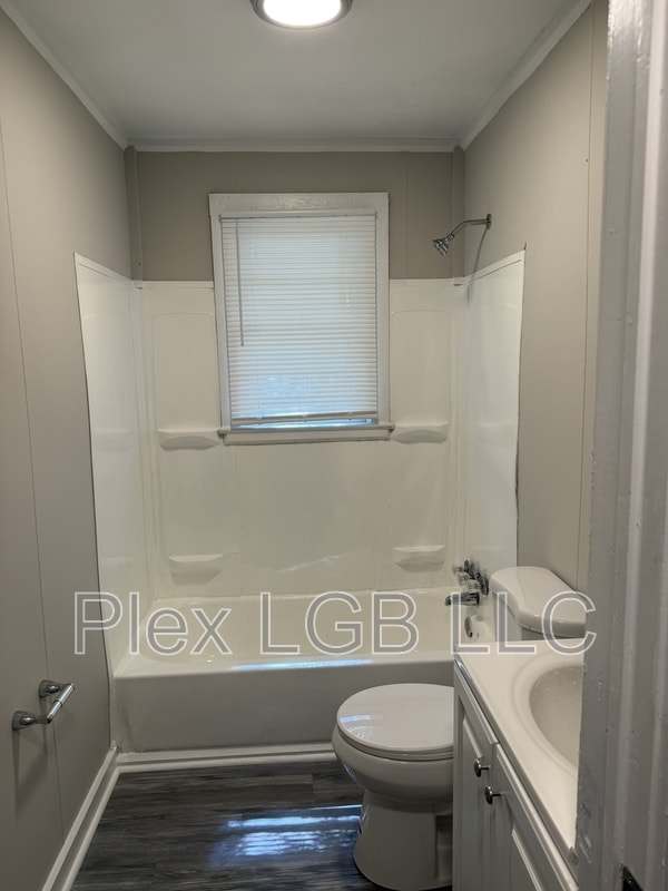 Building Photo - 613 Snelson St