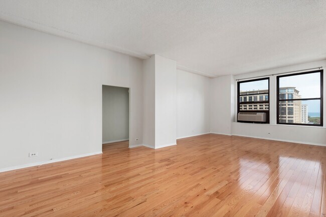 Building Photo - 600 S Dearborn St