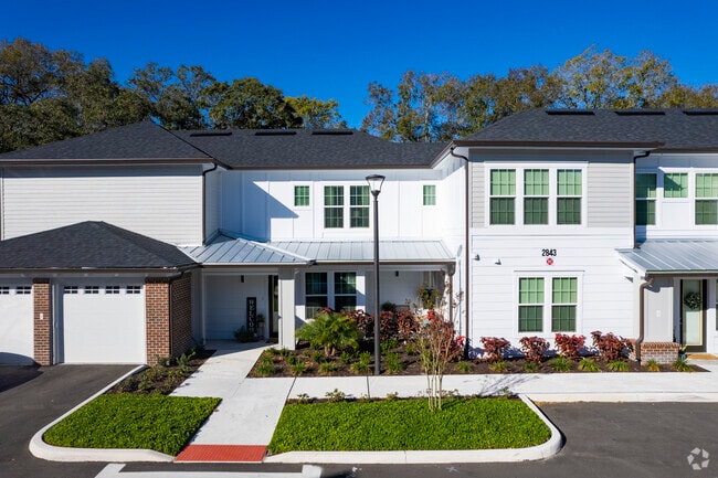 Townhome units - 8733 Rooks Park Cir Tampa, FL 33619 - Camden Brandon