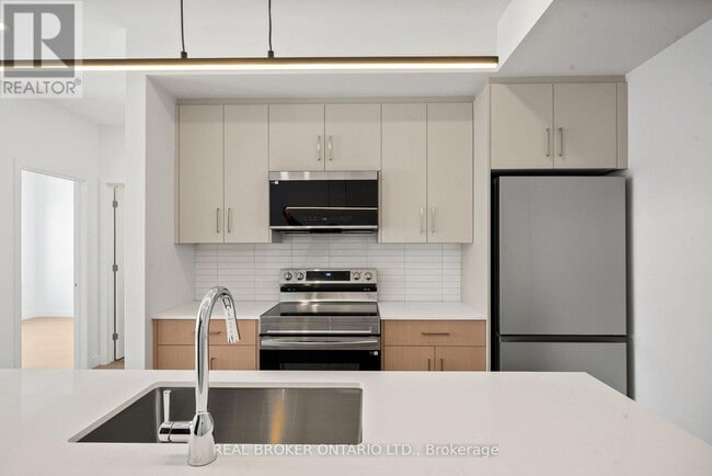 Building Photo - 184 Woodroffe Ave