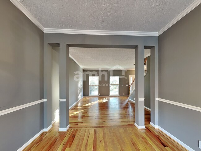 Foto del edificio - 7041 Calderwood Dr