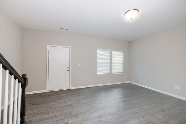 Foto del edificio - BEAUTIFUL 3BD/2.5BTH Townhome - MALLARD CREEK - AVAILABLE MAY/JUNE 2026