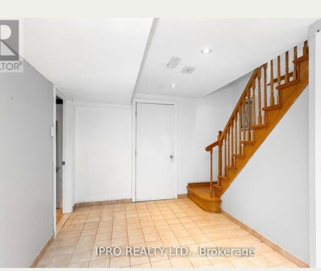 Building Photo - 353 Rutherford Rd N