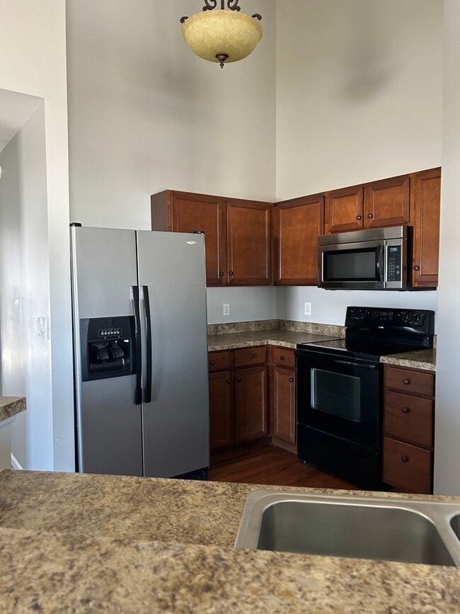 Building Photo - Condo Unit