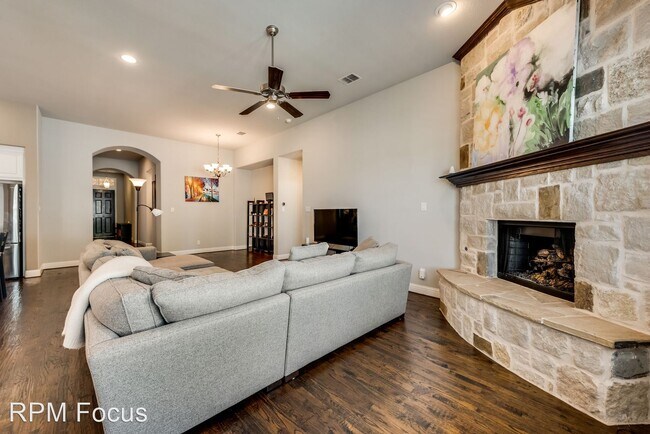 Building Photo - 4 br, 3 bath House - 909 Warwick Blvd