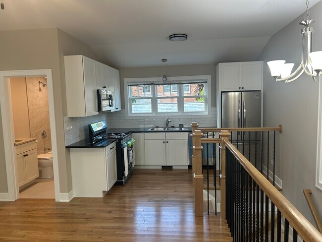 Cocina con electrodomésticos nuevos - 2128 W Leland Ave