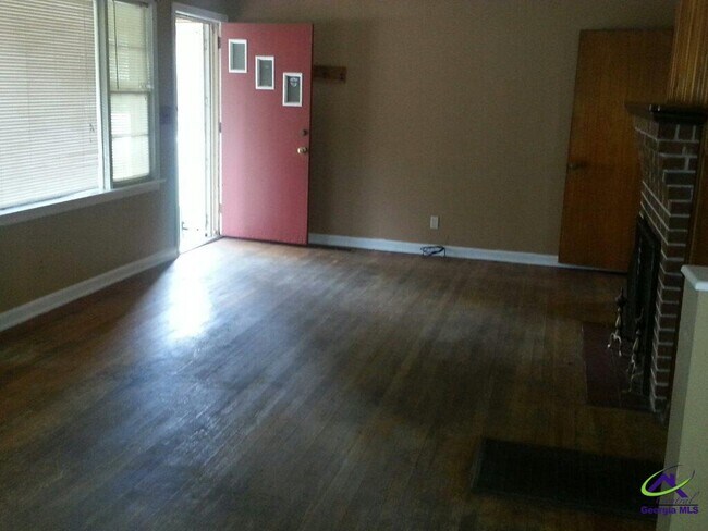 Foto del edificio - 323 Bernard Dr