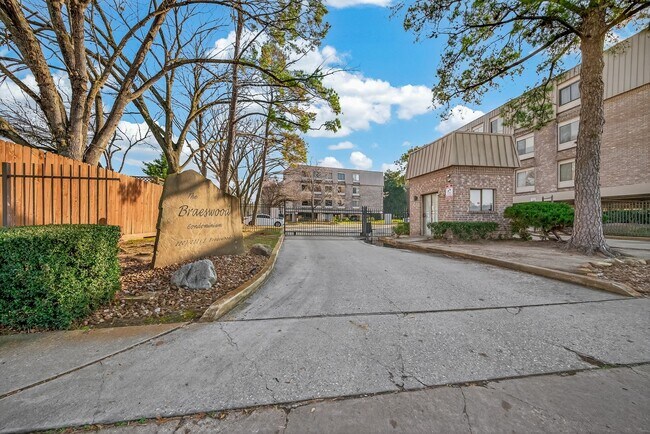 Foto del edificio - 2211 S Braeswood Blvd