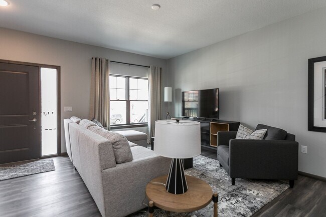 Foto del edificio - Fully Furnished New Construction Townhome ...