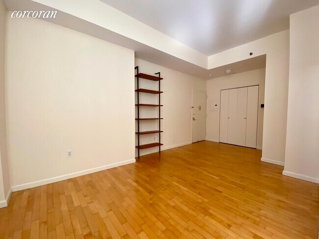 Building Photo - 250 E 30th St
