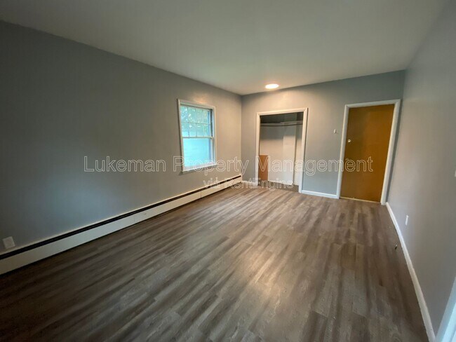 Building Photo - 513 Village St