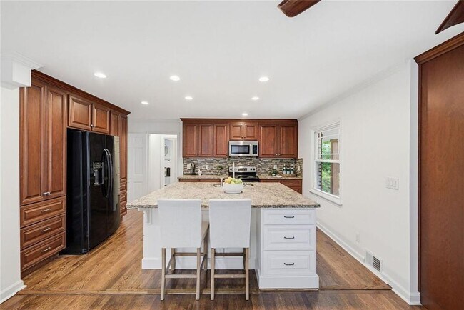 Foto del edificio - 445 Forest Hills Dr