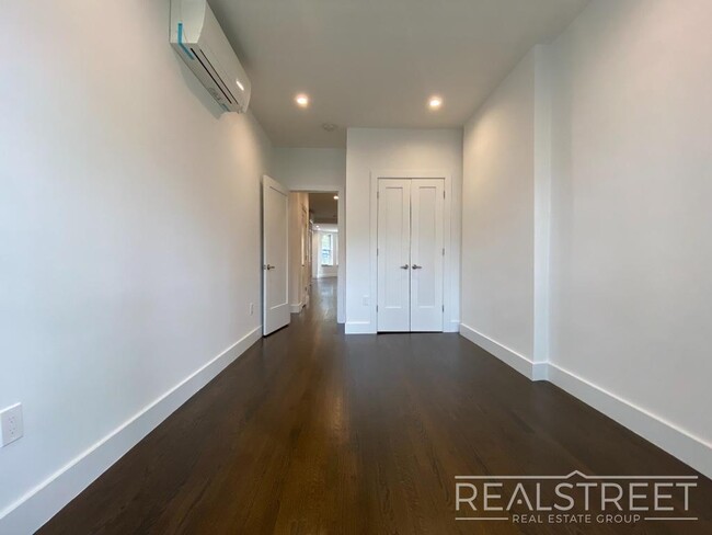 Foto del edificio - Stunning FLOOR THRU in Ridgewood Townhouse...