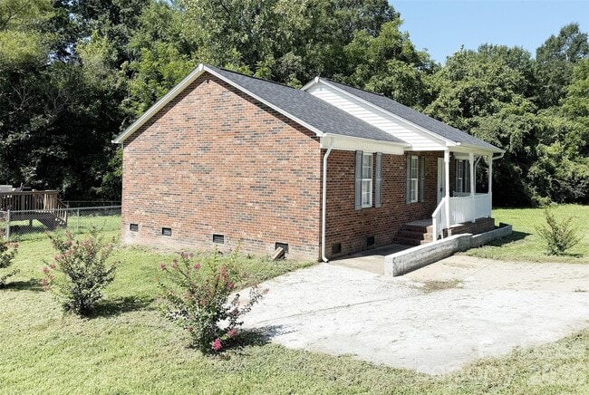 Building Photo - 527 E Carpenter St
