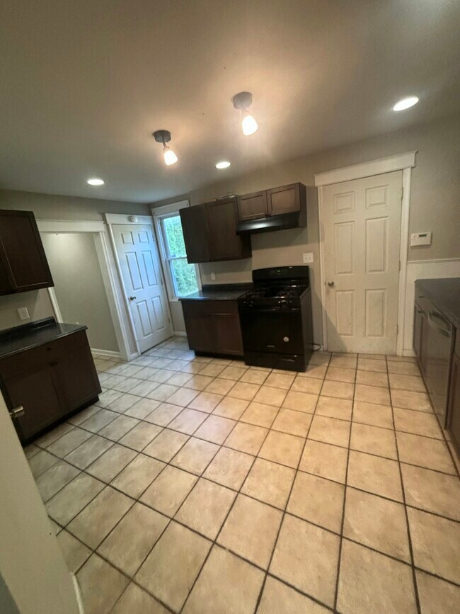 Building Photo - 165 Sharpe St