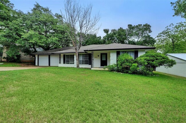 Foto del edificio - 8001 Ceberry Dr