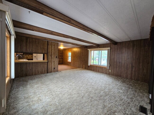 Building Photo - 3 bed 2 bath mobile home for rent