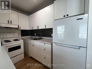 Building Photo - 102-102 Greensides Ave