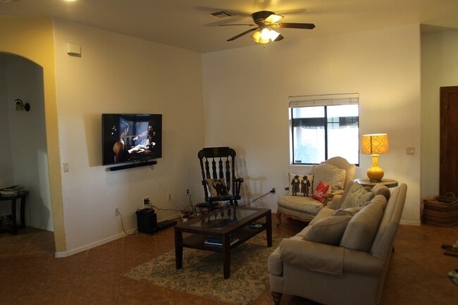 Building Photo - 4 Bedroom, 2 bath home