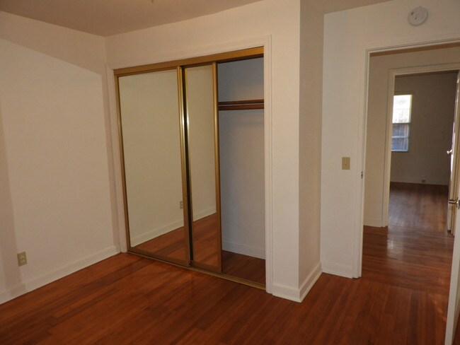Foto del edificio - Cozy 2 BR light and bright!