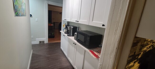 Pasillo que conduce a la cocina desde el salón. - 19 Walnut St