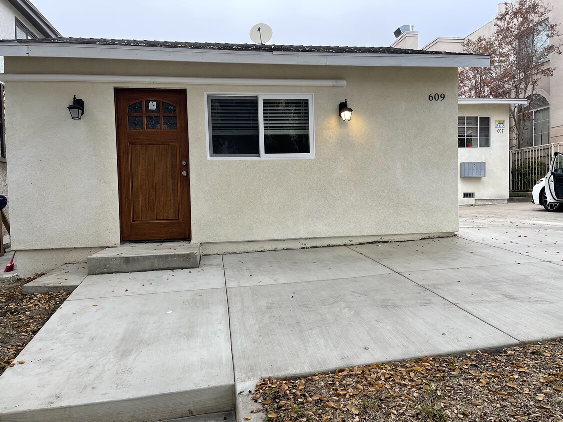 Primary Photo - 609 E Olive Ave