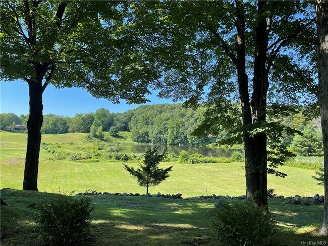 Building Photo - 135 Old Stone Hill Rd