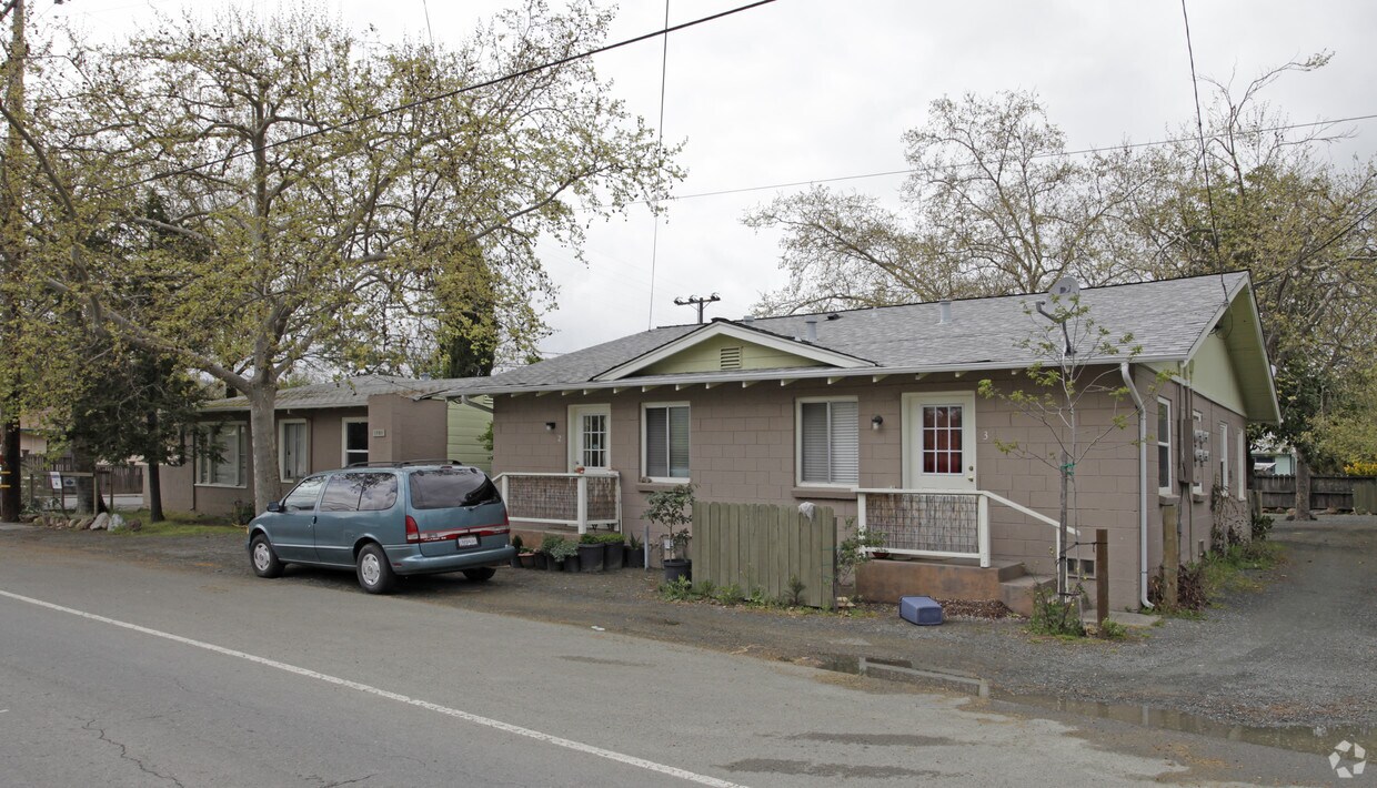 Primary Photo - 1701 Lake St