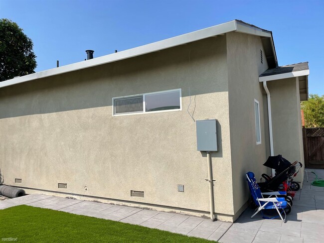 Building Photo - 2 br, 2 bath Duplex - 879 Central Avenue