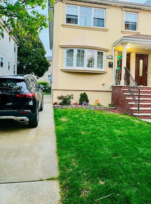 Foto principal - Charming 2BR Duplex in Jamaica