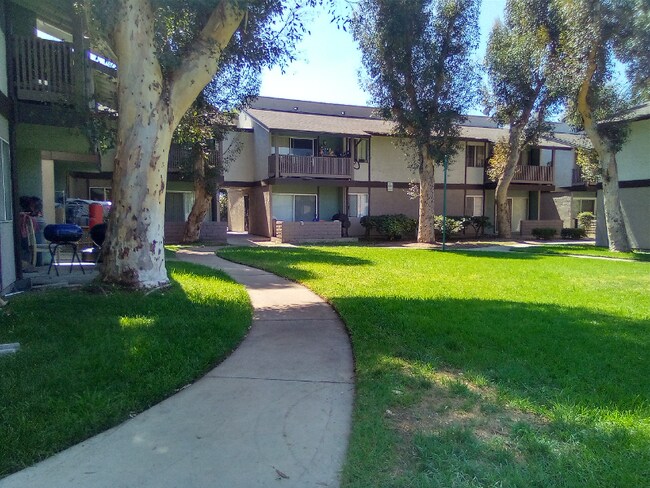 Building Photo - 630 E Esther St