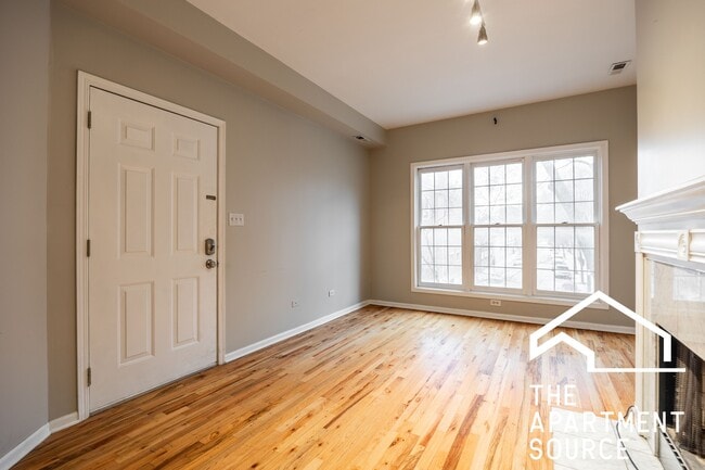 Building Photo - 842 N Wood St