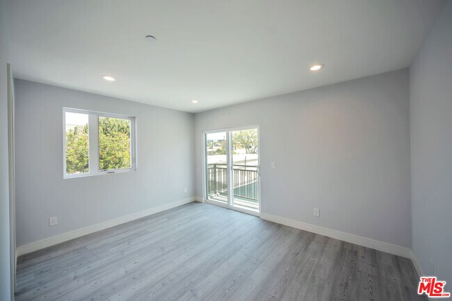 Foto del edificio - 957 1/2 N Ridgewood Pl