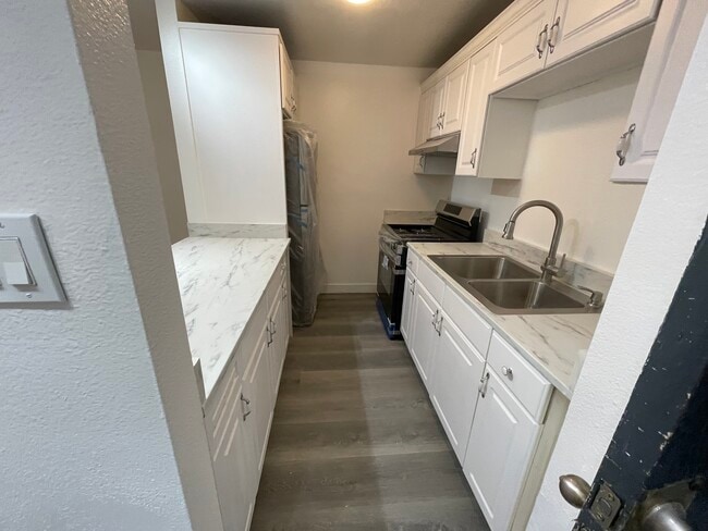 Building Photo - 3030 Valle Vista Dr