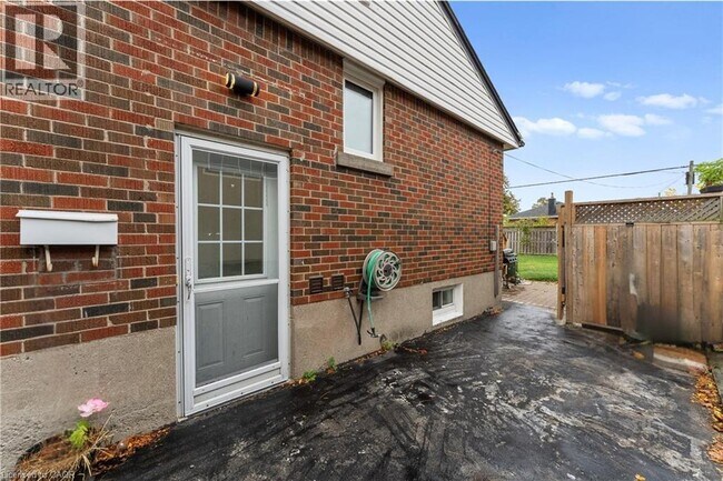 Building Photo - 25 Castlefield Dr