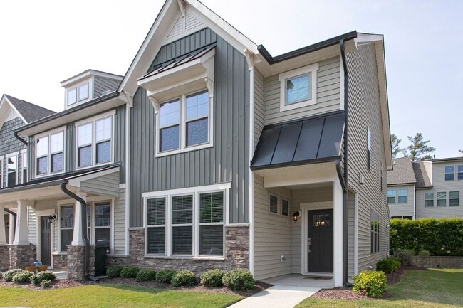 Building Photo - Beautiful 3 bedroom, 2.5 bath end unit townhome home!