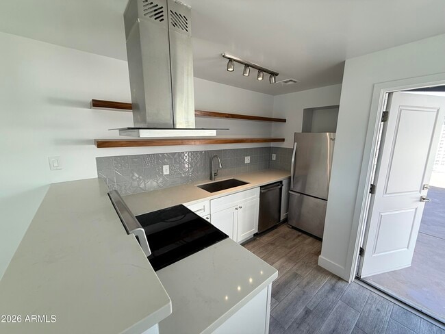 Building Photo - 3140 E Glenrosa Ave