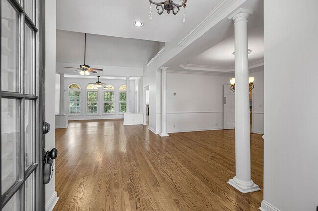 Foto del edificio - Welcome to this charming all-brick rental ...