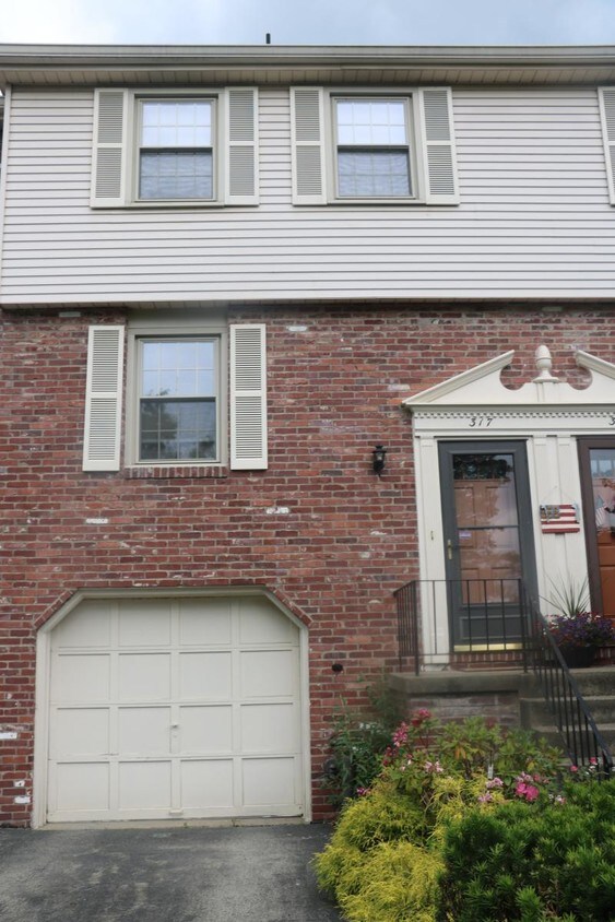 Front view - 317 Scott Ln