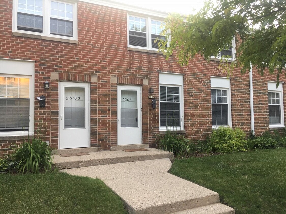 5207 N Diversey Blvd Unit 5207, Whitefish Bay, WI 53217 Apartments in