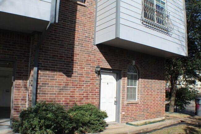 Building Photo - 1819 N Fitzhugh Ave
