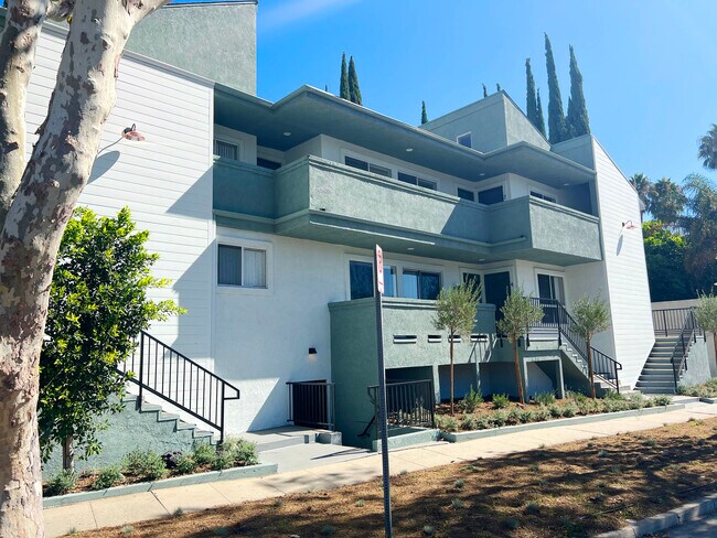 Building Photo - 4438 Vesper Ave