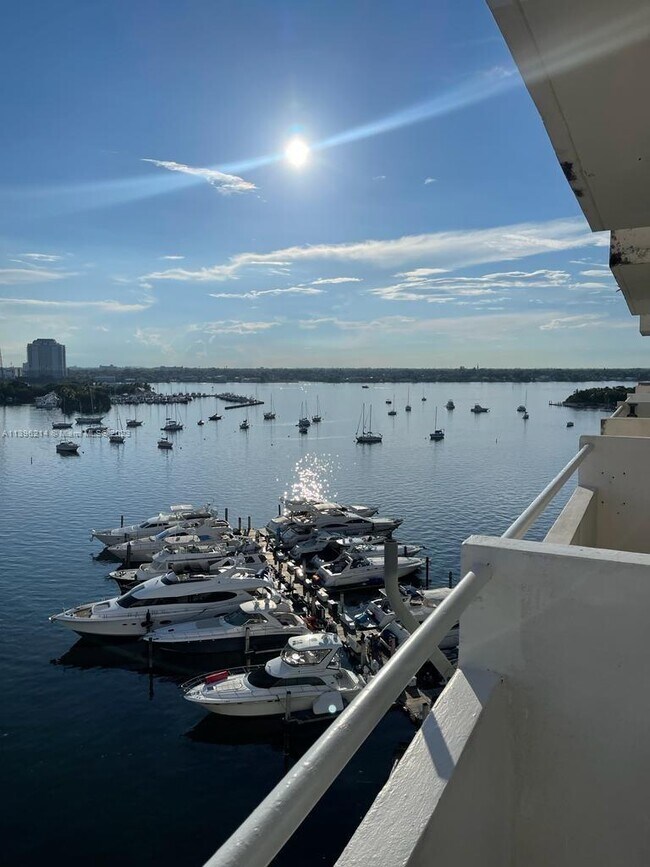 Foto del edificio - 7904 West Dr