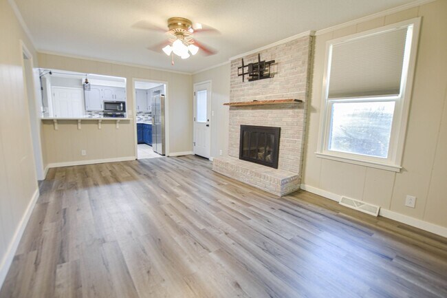 Building Photo - Pet Friendly Three Bedroom with Basement~
