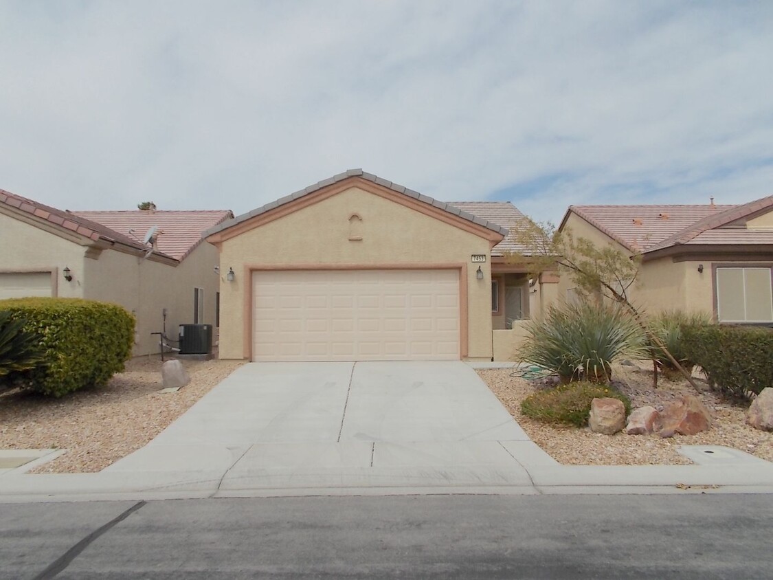 Primary Photo - Fully furnished 3-bedroom, 2.5-bath home a...
