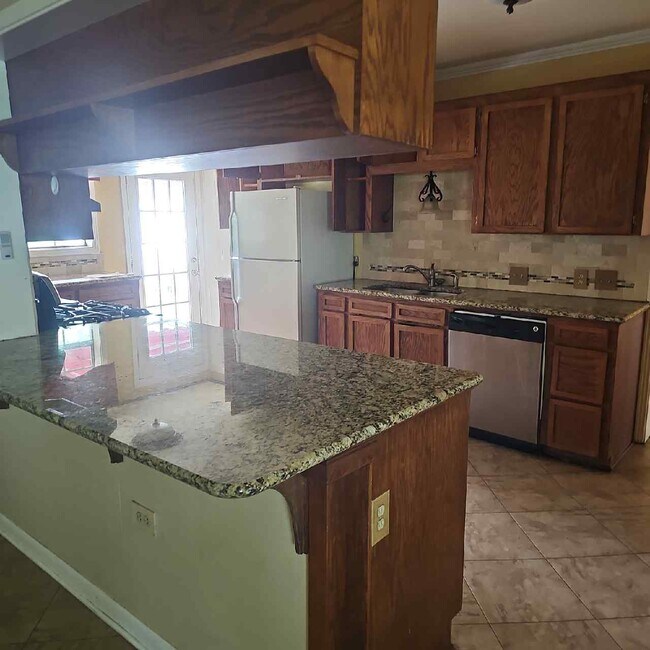 Building Photo - 209 N Pinecrest Dr
