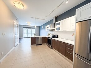 Building Photo - 347 Hyland Dr