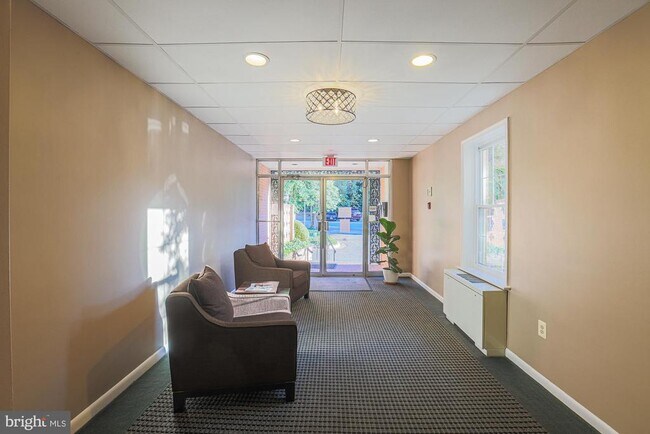 Foto del edificio - 3535 Chevy Chase Lake Dr